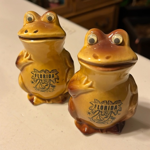 Frogs salt and pepper shaker from Florida made by arrib in Japan they are light - Picture 1 of 7